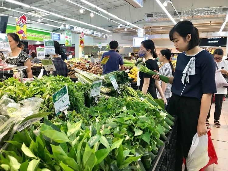 Một số siêu thị lớn đã thay thế túi nilon bằng lá chuối để bọc rau, tiến tới loại bỏ hoàn toàn túi nilon sử dụng một lần